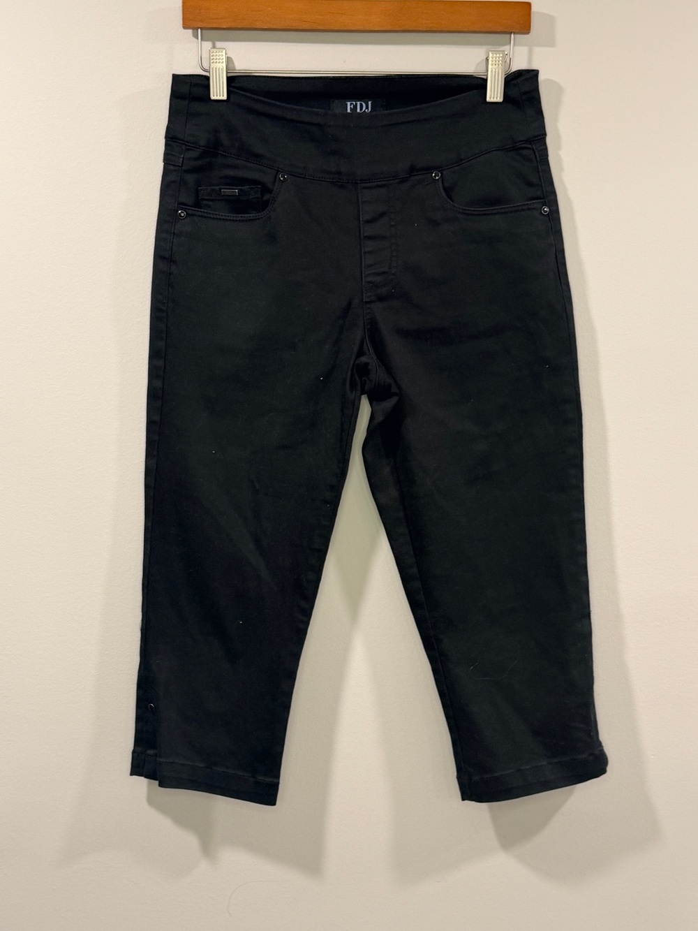 FDJ French Dressing Jeans Women’s Stretchy Black Capri Pants Size 6